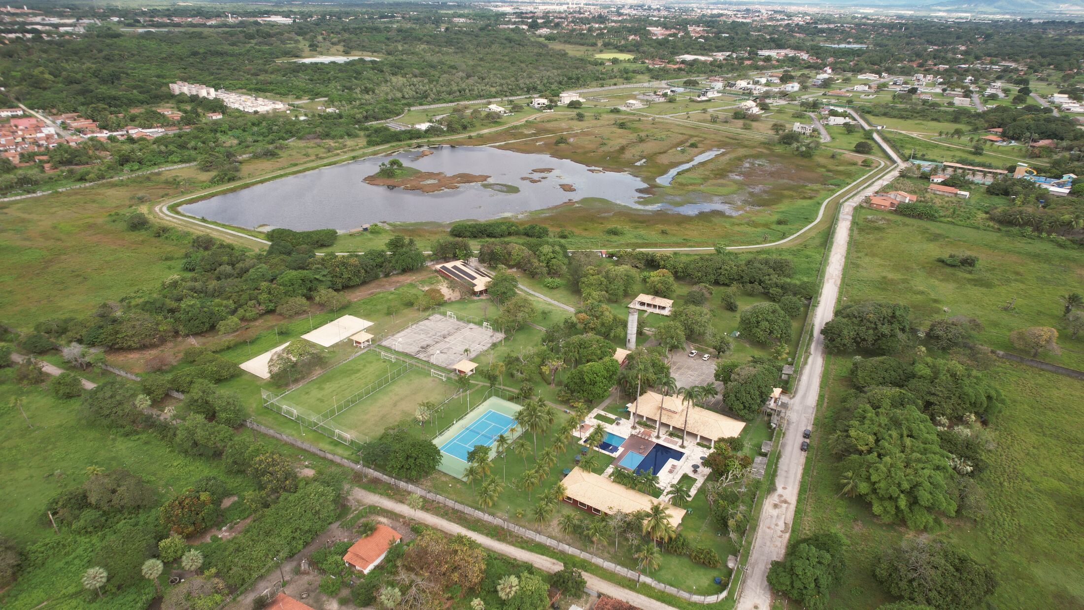 Vista aérea do Home Club e do lago natural