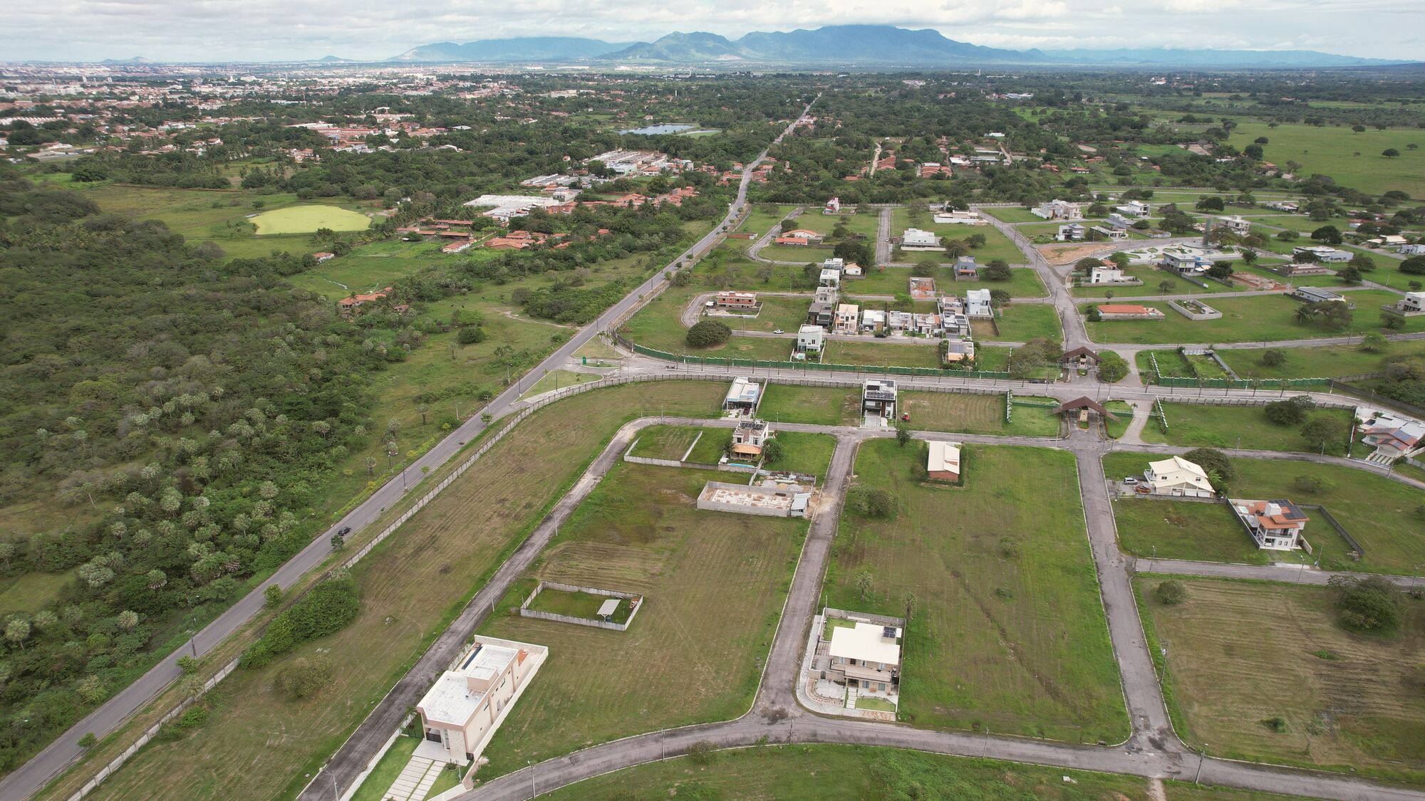 Vista aérea das ruas do Fazenda Imperial com casas já construídas